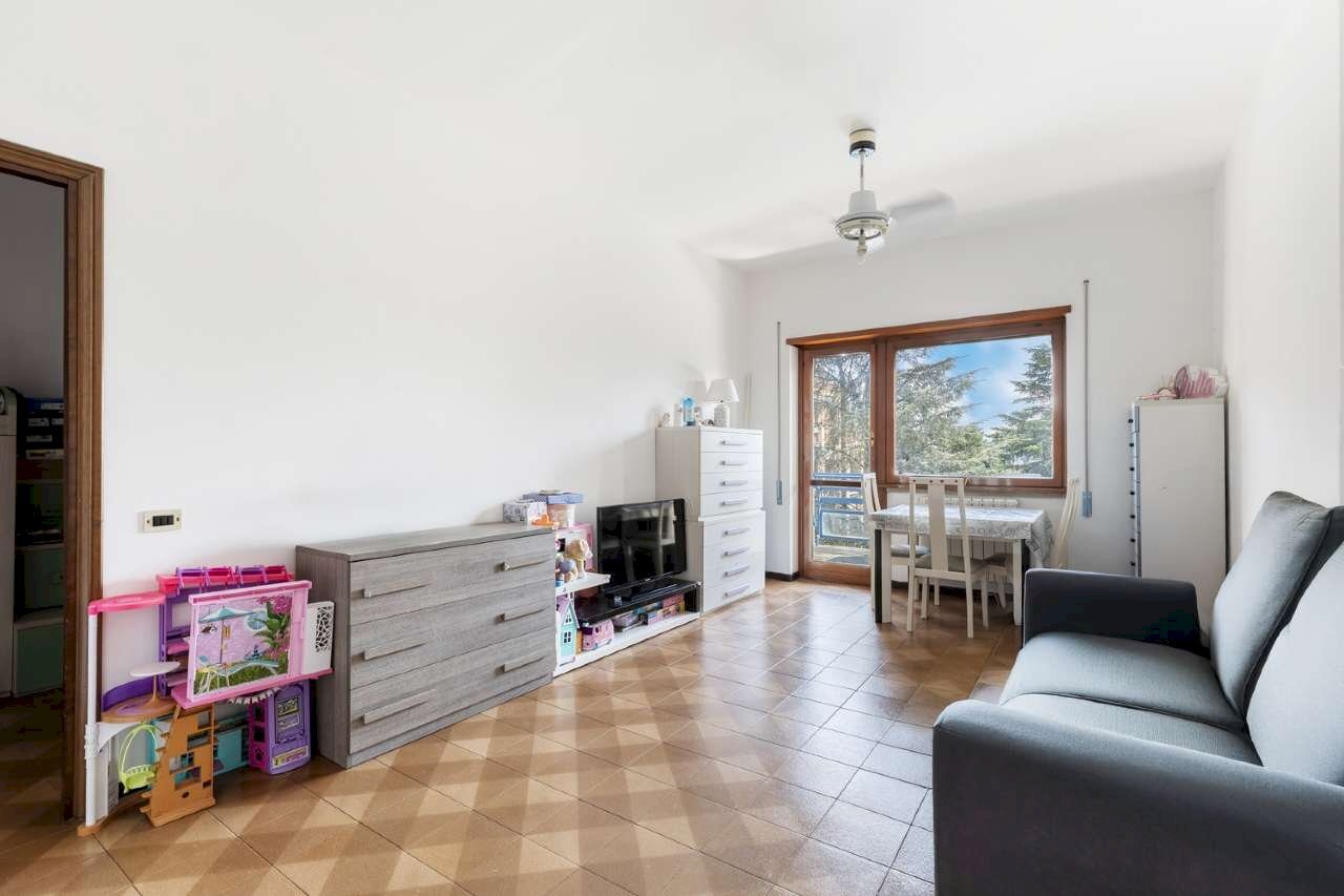 Soggiorno 3. - Bilocale via Padre Alberto Grammatico, Roma (zona Mostacciano) - foto 3