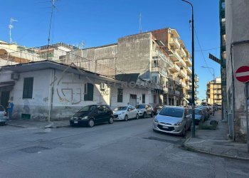 Foto 2 - Locale Commerciale via de santis
 
1, Casoria - foto 2