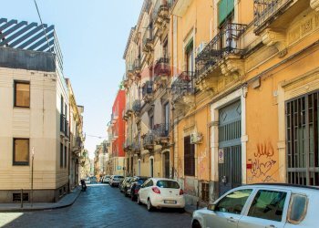 Edificio all\'aperto - Quadrilocale Via Grotte Bianche
 
87, Catania - foto 1