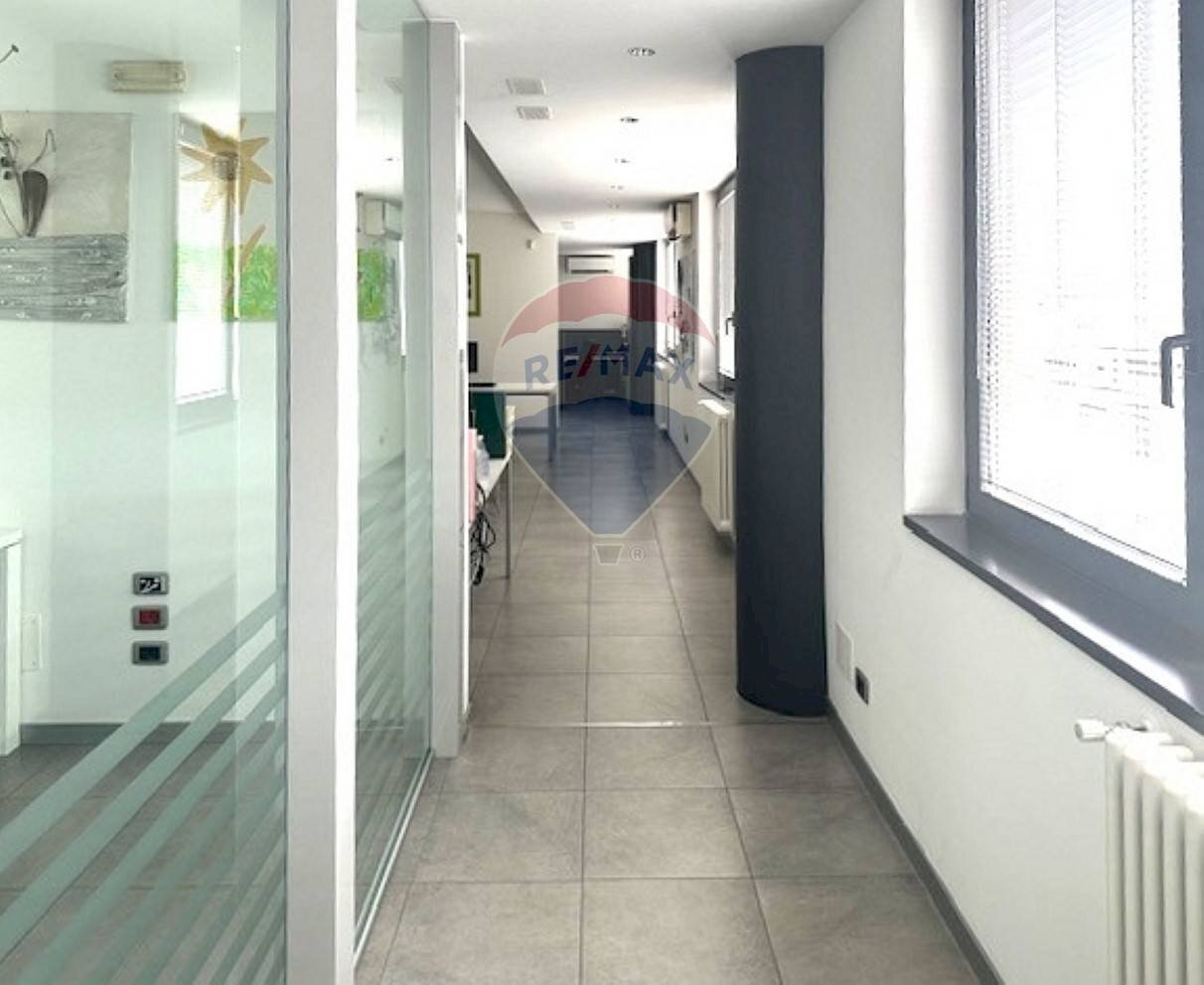 Hall / corridoio - Office Via Case Sparse Europa
 
13, Nembro - photo 1