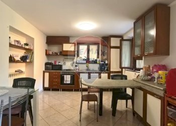 Sala da pranzo - Villa Bifamiliare Via Provinciale
 
46, Cadegliano-Viconago - foto 3