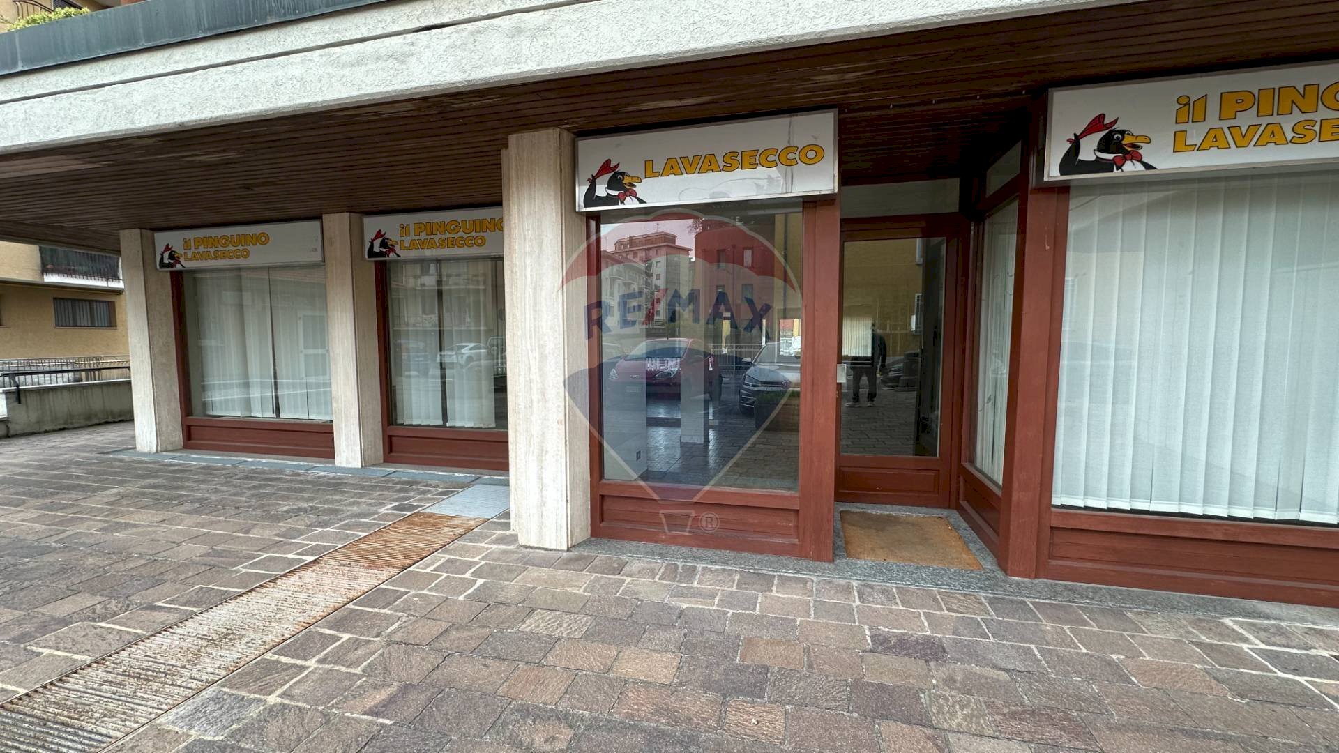 Vetrine - Locale Commerciale Via Rossini
 
4, Luino - foto 1