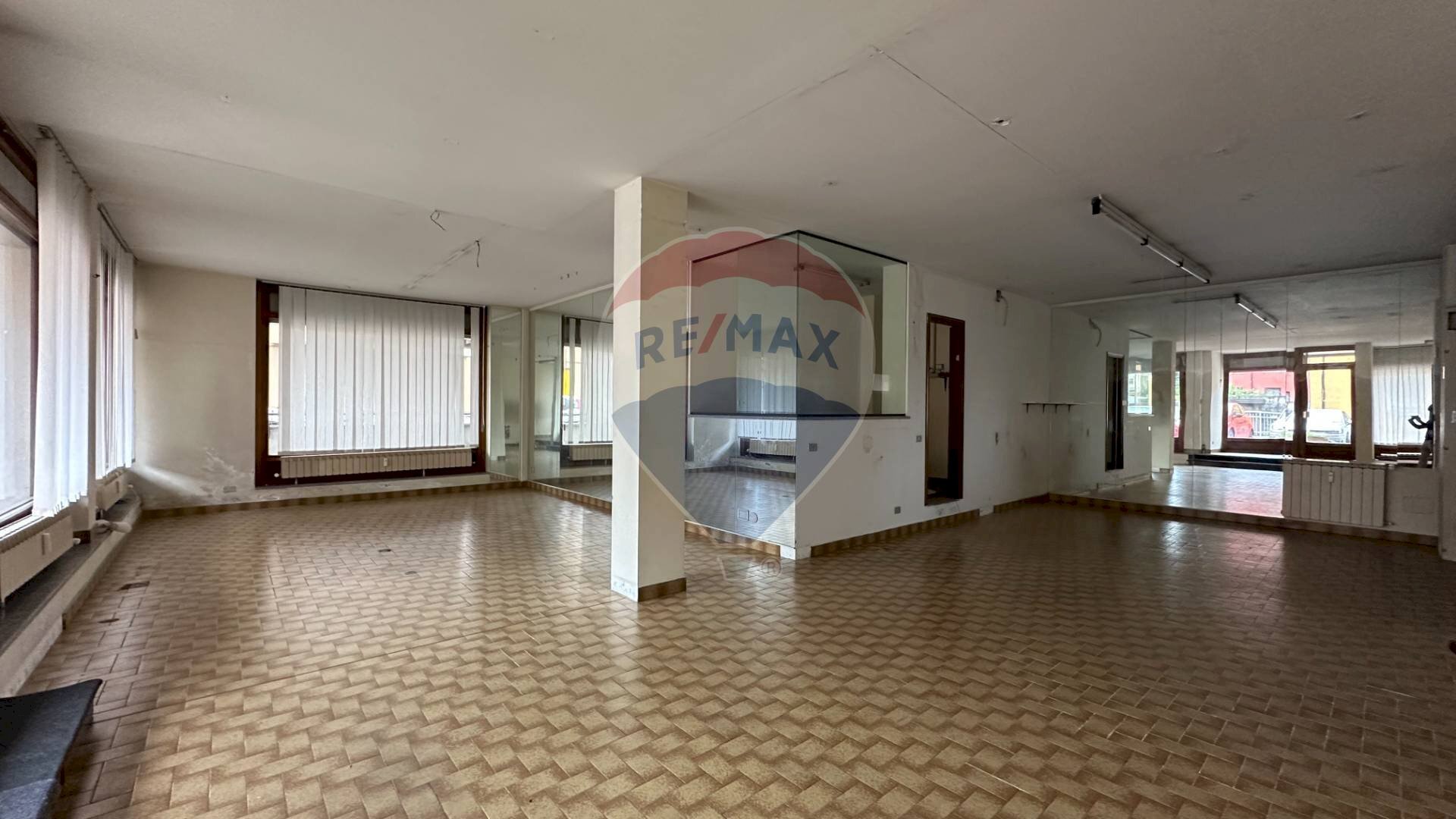 Locale - Locale Commerciale Via Rossini
 
4, Luino - foto 2