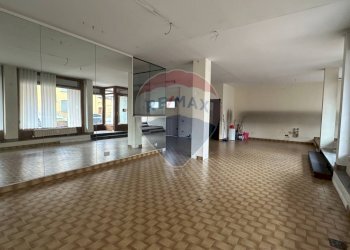 Locale - Locale Commerciale Via Rossini
 
4, Luino - foto 3