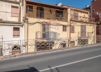 Edificio all\'aperto - Casa semi indipendente Via San Giovanni Bosco
 
17/19, Caltagirone - foto 1