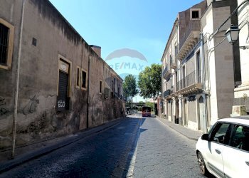 Edificio all\'aperto - Locale Commerciale Via Porticello
 
4, Catania - foto 3