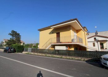 Facciata - Casa indipendente Località Piane di Collevecchio
 
110, Montorio al Vomano - foto 2