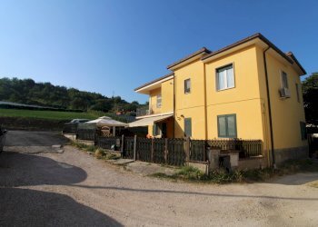 Facciata - Casa indipendente Località Piane di Collevecchio
 
110, Montorio al Vomano - foto 4