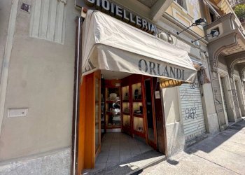 Facciata - Negozio corso Regina Margherita, 24/B, Torino - foto 1