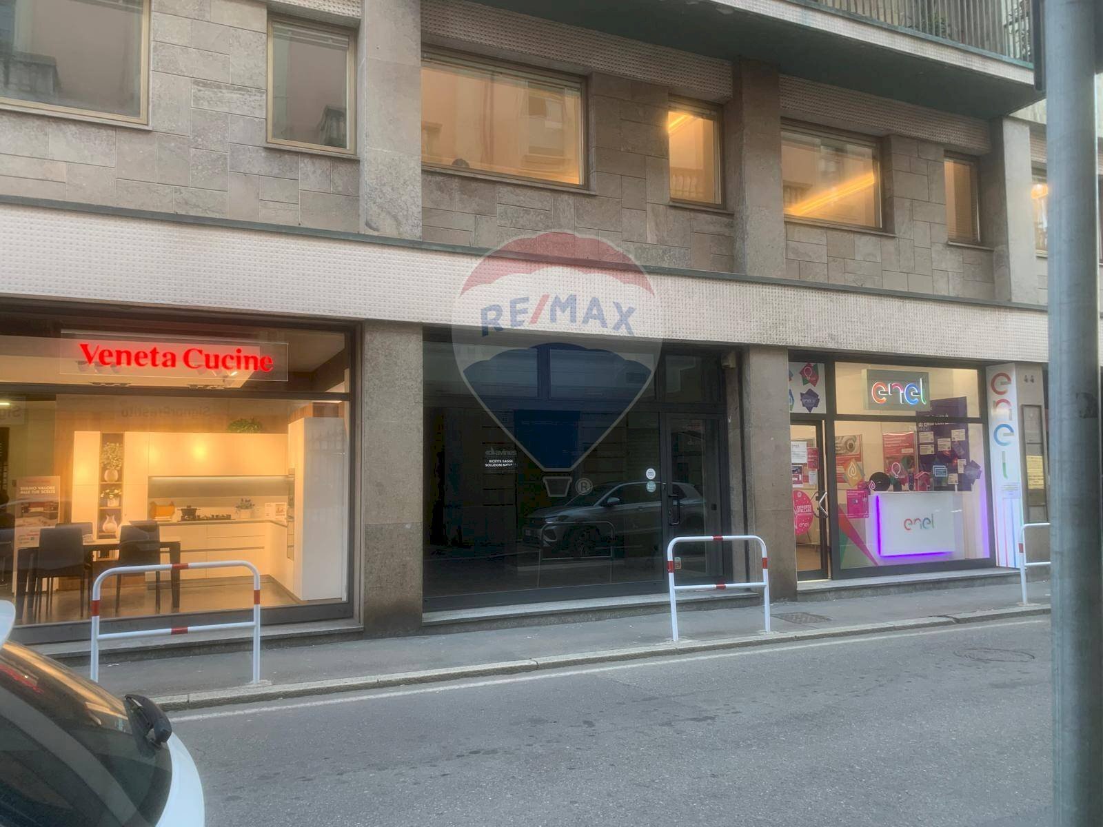 Edificio all\'aperto - Negozio Via Cavour
44, Varese - foto 2