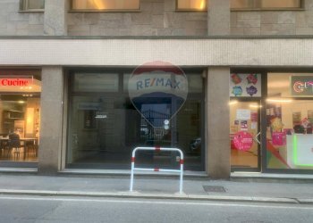 Edificio all\'aperto - Negozio Via Cavour
 
44, Varese - foto 11