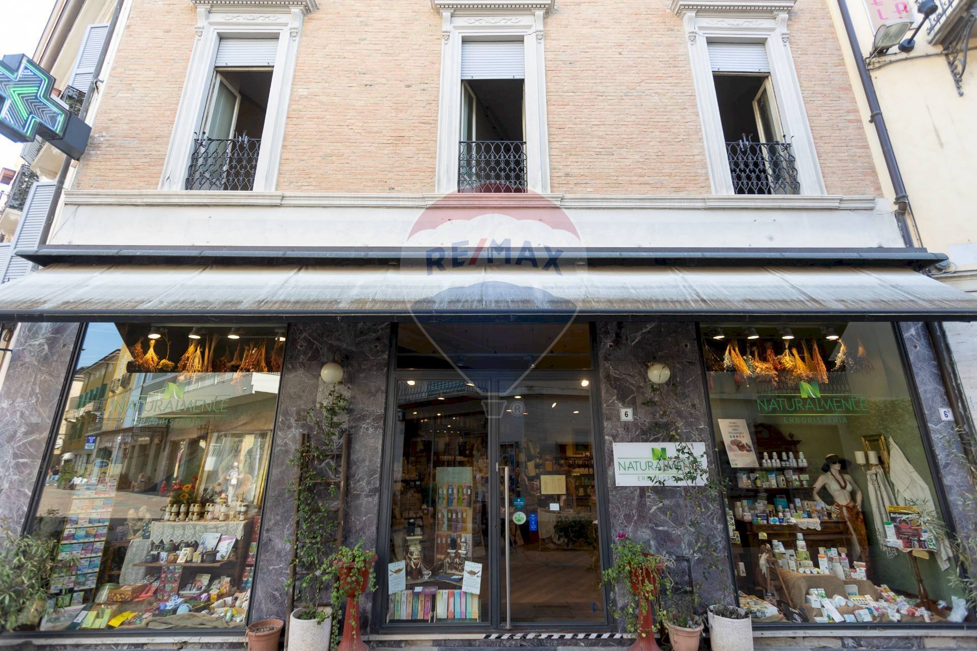 Edificio all\'aperto - Shop Piazza della libertà
 
6, Salsomaggiore Terme - photo 3