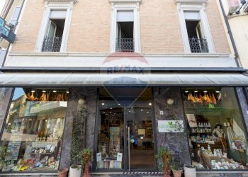 Edificio all\'aperto - Shop Piazza della libertà
 
6, Salsomaggiore Terme - photo 3