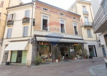 Edificio all\'aperto - Shop Piazza della libertà
 
6, Salsomaggiore Terme - photo 4