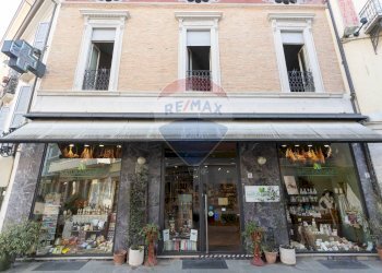 Edificio all\'aperto - Shop Piazza della libertà
 
6, Salsomaggiore Terme - photo 6