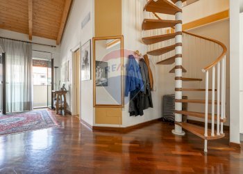 Scale - Two-room apartment Viale Premuda
 
40, Milano - photo 5