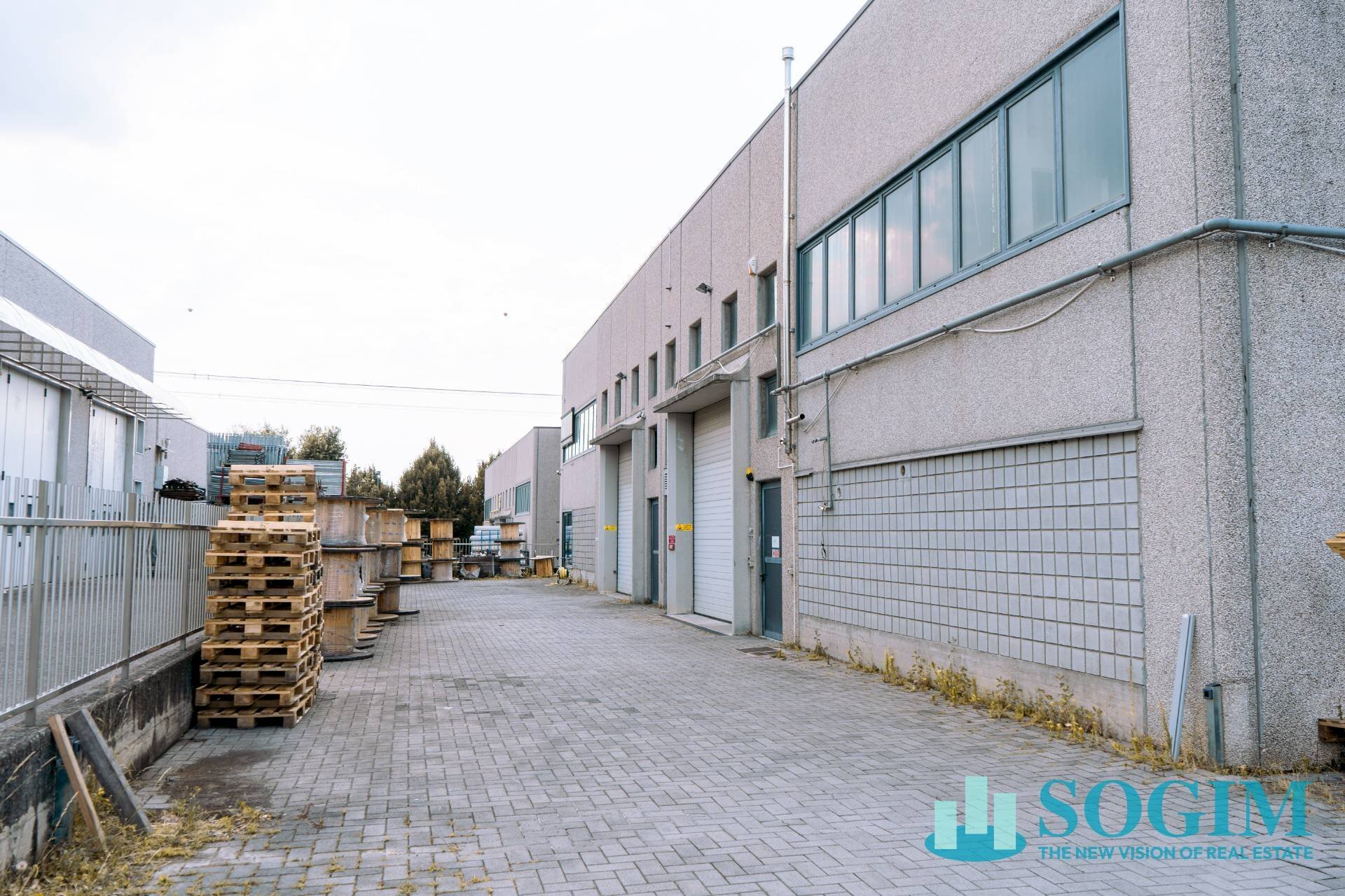 Esterno_1 - Capannone Via caduti di nassirya
 
12, Binago - foto 2