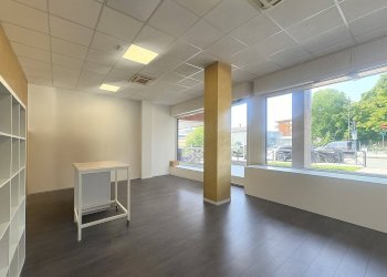 Foto 1 - Locale Commerciale via aldo moro
 
4, Cassano Magnago - foto 1