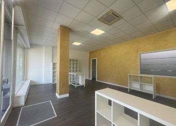 Foto 2 - Locale Commerciale via aldo moro
 
4, Cassano Magnago - foto 2