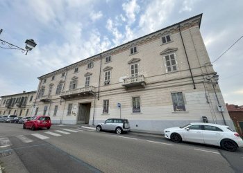 Facciata - Quadrilocale via delle Rosine, 18, Chieri - foto 1