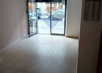 Stanza vuota - Locale Commerciale Via Emanuele Bellia
 
63, Paterno - foto 3