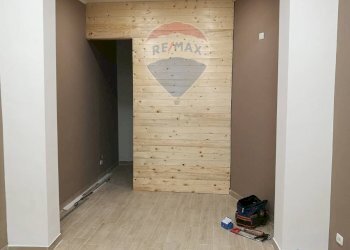 Hall / corridoio - Locale Commerciale Via Emanuele Bellia
 
63, Paterno - foto 1