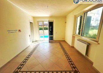 Salotto con vista piscina - Villa Via Trieste, Camaiore - foto 23