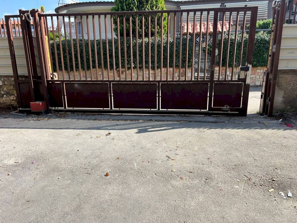 Cortile interno - Capannone via Provinciale Madonnelle, Napoli - foto 1