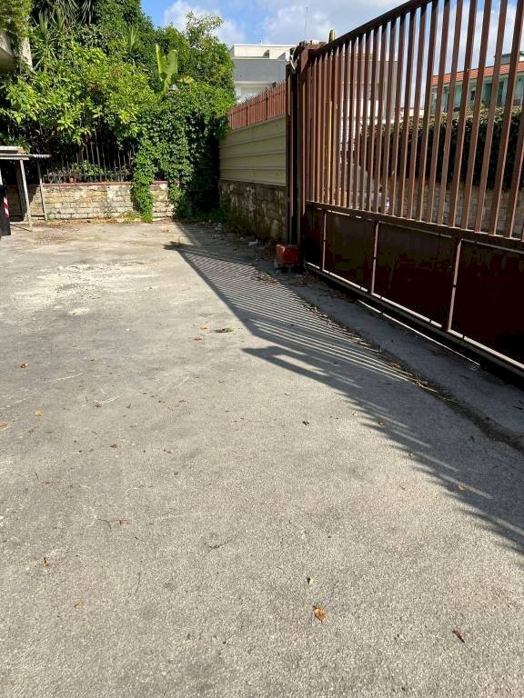 Cortile interno - Capannone via Provinciale Madonnelle, Napoli - foto 2