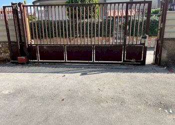 Cortile interno - Capannone via Provinciale Madonnelle, Napoli - foto 1