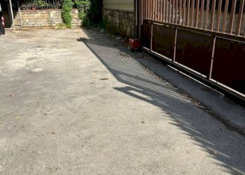 Cortile interno - Capannone via Provinciale Madonnelle, Napoli - foto 2