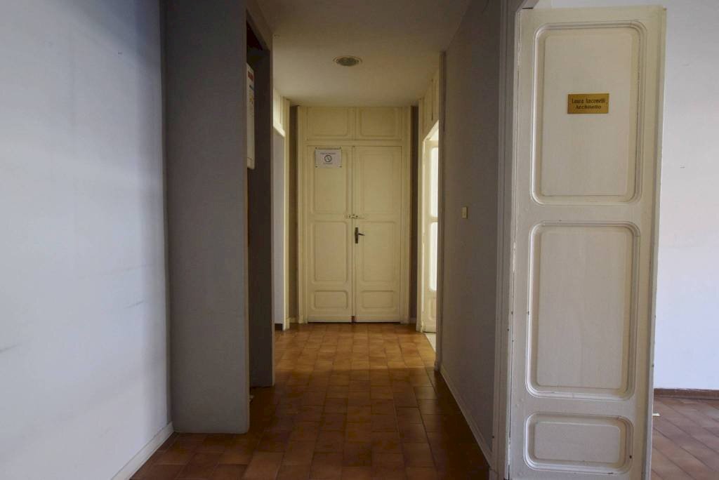 Corridoio - Office piazza Cesare Battisti, 2, Mondovì - photo 3