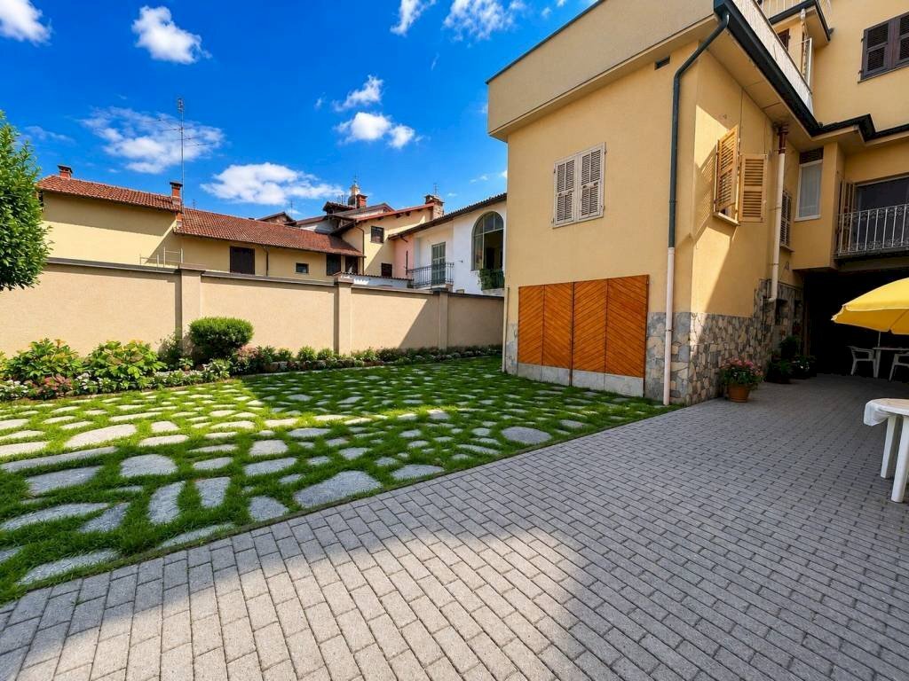 Cortile interno - Casa indipendente via Fratelli Carle, 42, Chiusa di Pesio - foto 3