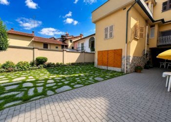 Cortile interno - Casa indipendente via Fratelli Carle, 42, Chiusa di Pesio - foto 3