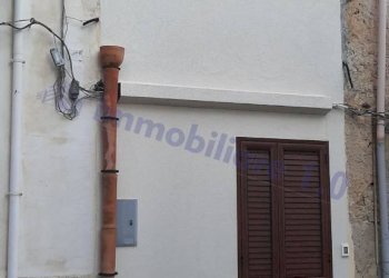 Facciata - Casa indipendente via Vittor Pisani, 1, Castellammare del Golfo - foto 11