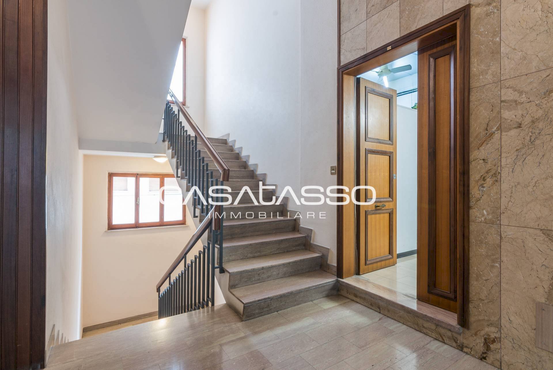 Ingresso secondario - Locale Commerciale Viale San Giovanni Bosco, Macerata - foto 2