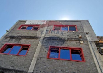 Edificio all\'aperto - Office Via Cesare Battisti
 
5, Dormelletto - photo 1