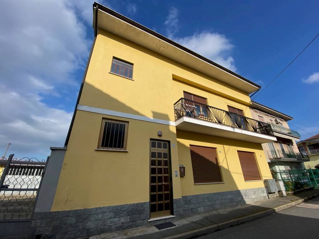 Facciata - Appartamento via Isolabella, 13, Carmagnola - foto 1