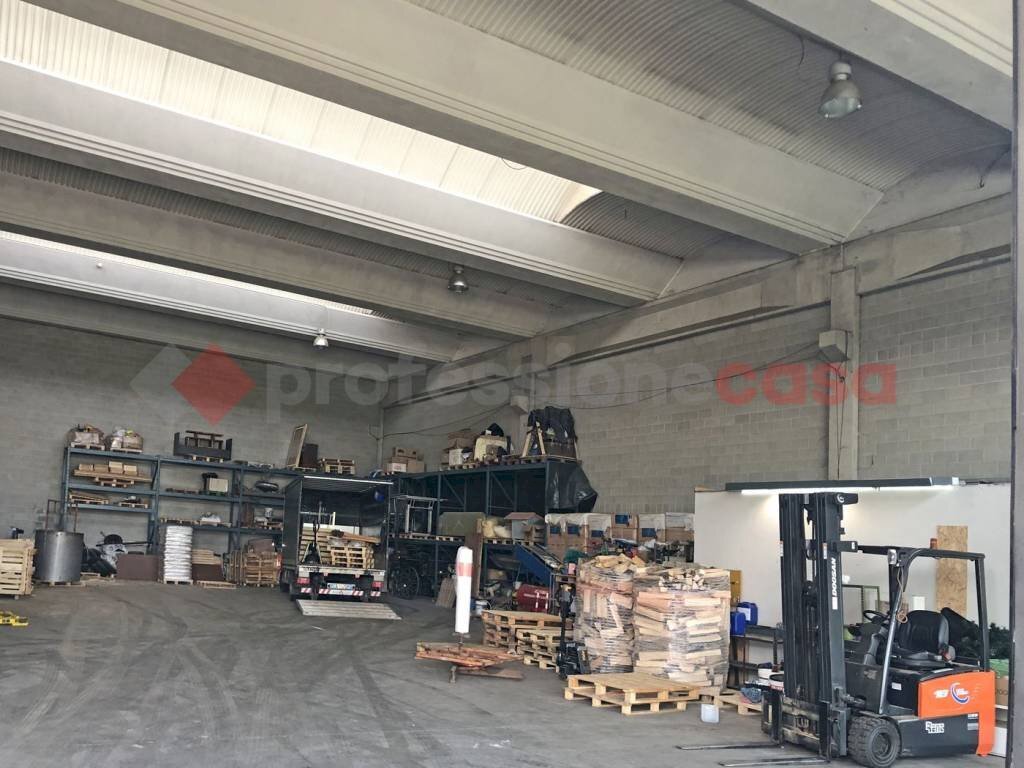 Interno non residenziale - Capannone via Delle Robinie, Mezzomerico - foto 2