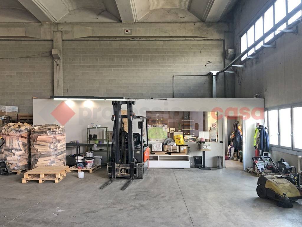 Interno non residenziale - Capannone via Delle Robinie, Mezzomerico - foto 3