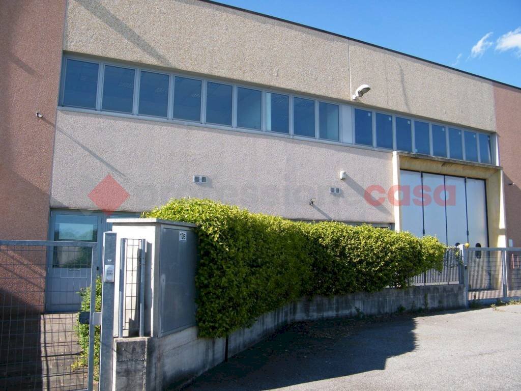 Facciata - Capannone via DELLE ROBINIE, Mezzomerico - foto 3