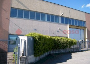 Facciata - Capannone via DELLE ROBINIE, Mezzomerico - foto 3