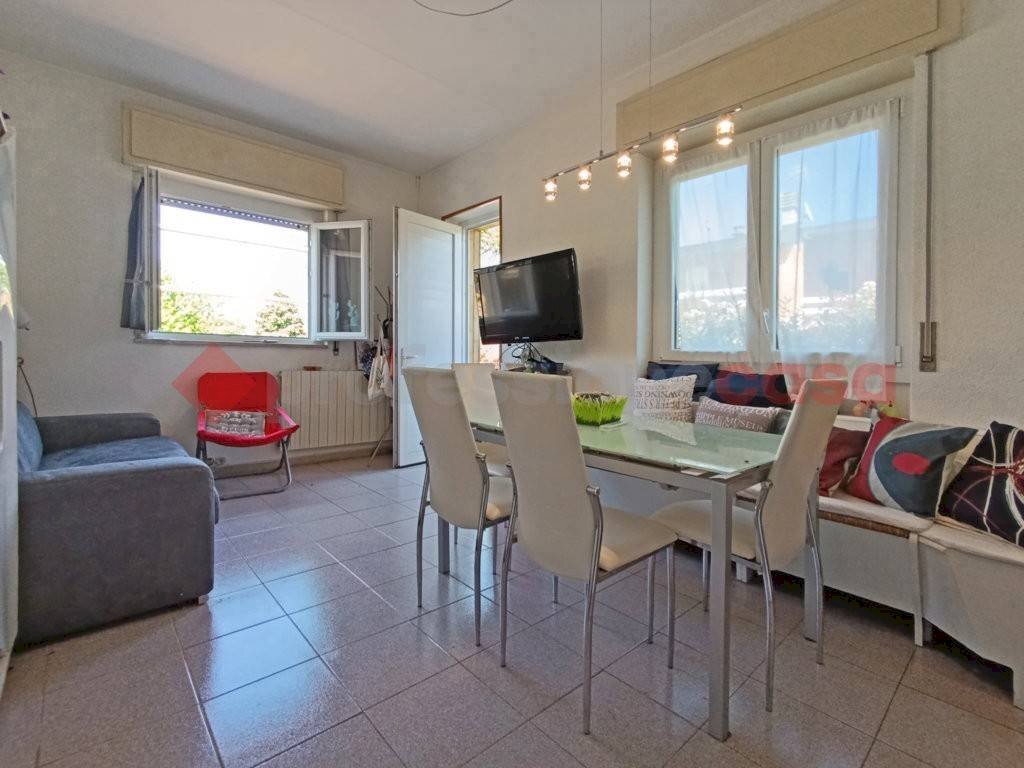 Salone - Villa a Schiera viale Ticino, Castelletto Sopra Ticino - foto 1