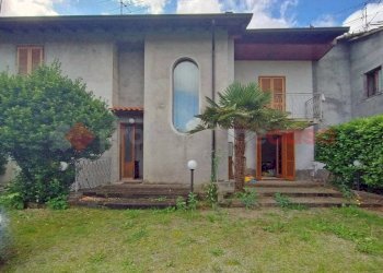 Facciata - Villa a Schiera via Baraggia, Castelletto Sopra Ticino - foto 17