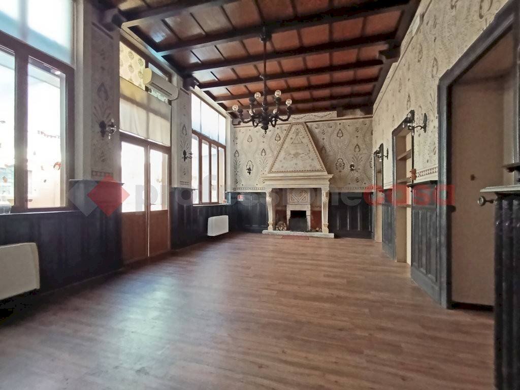 Interno non residenziale - Negozio via Matteotti, Arona - foto 1