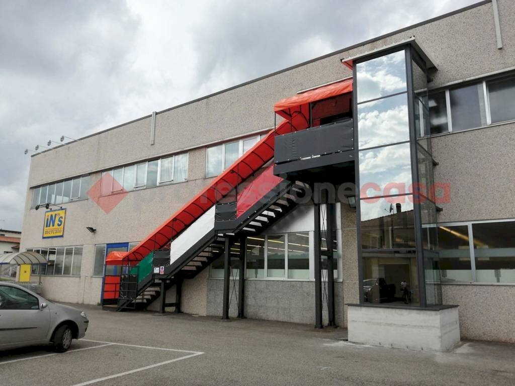 Facciata - Negozio via oleggio castello, Arona - foto 1