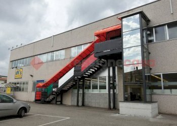 Facciata - Negozio via oleggio castello, Arona - foto 1