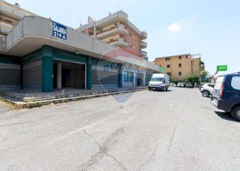 Edificio all\'aperto - Locale Commerciale Via Salaria
 
219, Monterotondo - foto 2