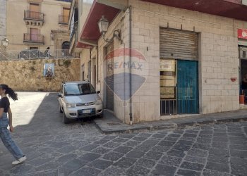 Edificio all\'aperto - Quadrilocale Via G.ppe Alongi
 
5, Mirabella Imbaccari - foto 2