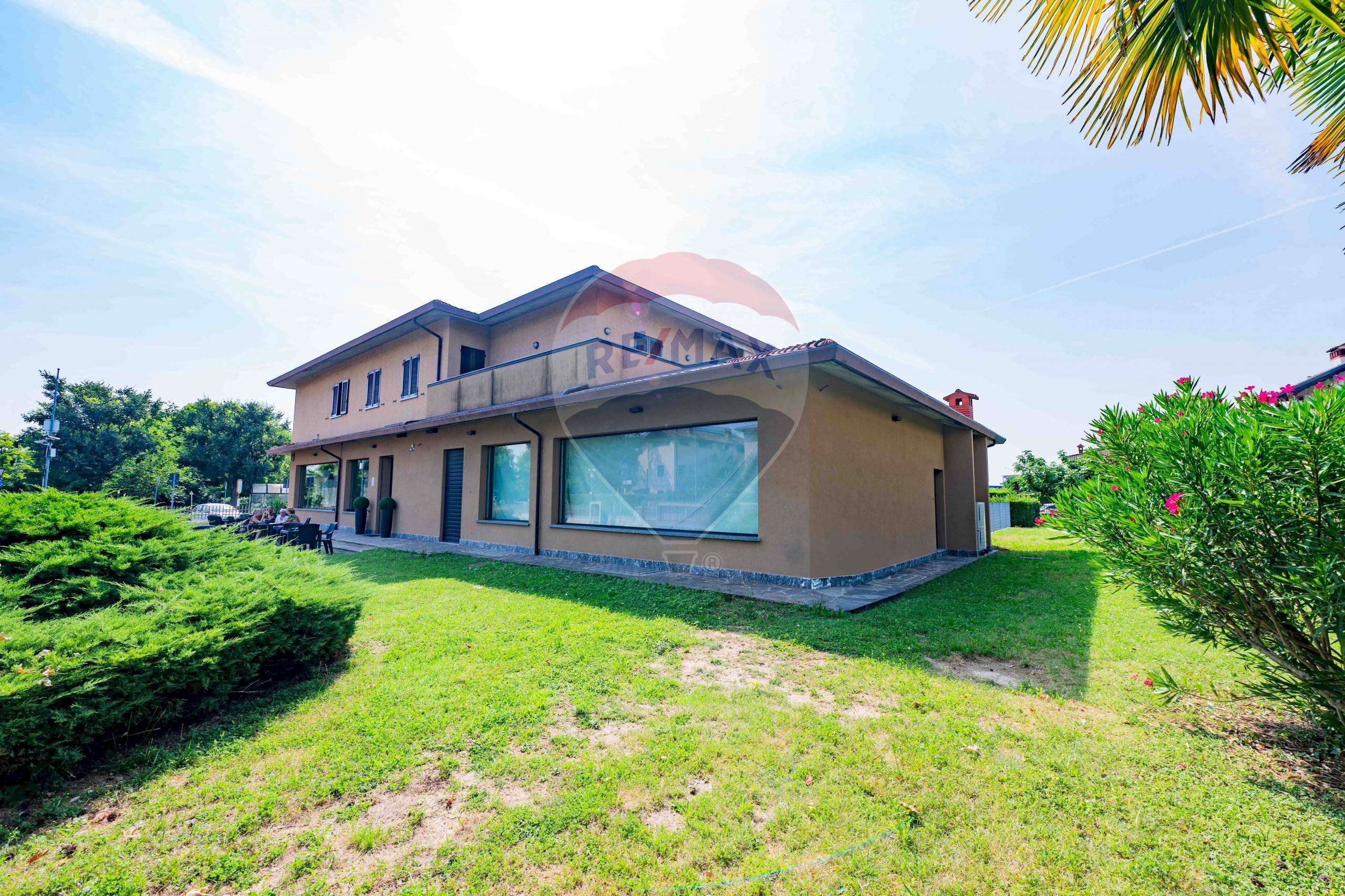 Casa all\'aperto - Commercial Premises IV NOVEMBRE
 
10, Lallio - photo 1